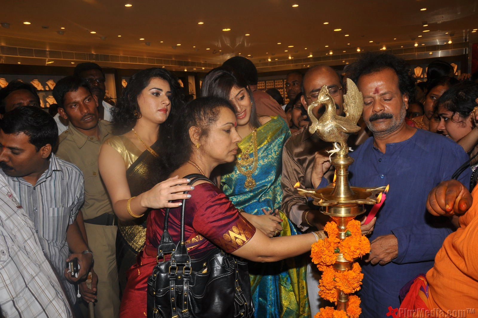 Archana, Poonam Kaur Inaugurate CMR Shopping Mall - Gallery | Picture 91439